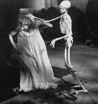 house-on-haunted-hill-skeleton-attack